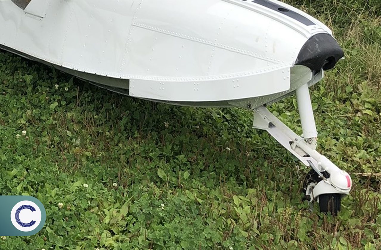 Close-up of the float and landing-gear attachment
